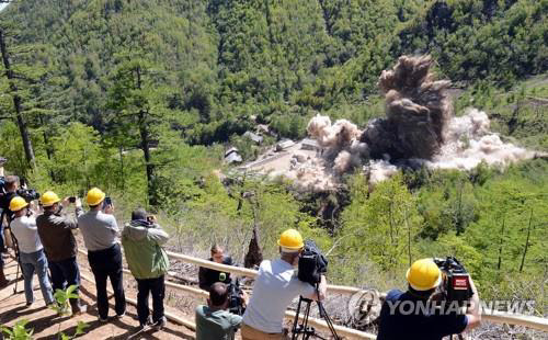 풍계리 핵실험장 폐기 취재하는 기자들